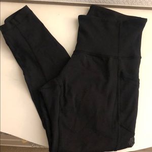 Lululemon crop leggings w/ mesh! Size 8